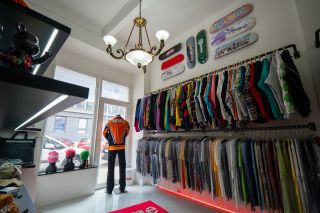 Need a fix? Efyx!💥 Přijď si i ty vybrat ze stylových kousků od ikonických značek, jako jsou Supreme, Bape, Essentials,...